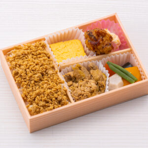 59.鶏そぼろごはんと生姜焼きの彩り幕の内弁当