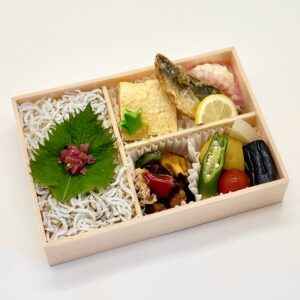 104.「夏限定」しらすご飯と鶏黒酢の幕の内弁当【販売期間: 6月〜8月】