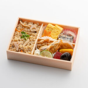 107.「秋限定」きのこご飯と秋鮭フライの幕の内弁当【販売期間: 9月〜11月】